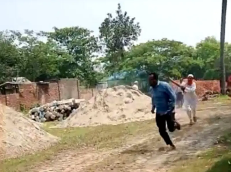 ব্রাহ্মণবাড়িয়ায় ঠিকাদারের মারধর: রাস্তার নিম্নমানের কাজ নিয়ে প্রশ্নে প্রকৌশলীকে বাঁশ নিয়ে তাড়া