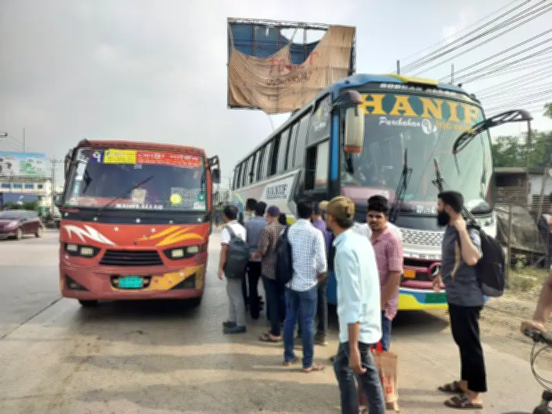 জ্বালানি তেলের সংকটে হানিফ পরিবহনের বাস মাঝপথে থেমে, যাত্রীদের ভোগান্তি