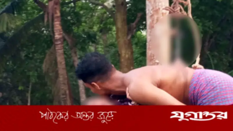 রাজবাড়ীতে চড়ক পূজায় পিঠে বড়শি বিঁধিয়ে শূন্যে ঘোরানো যুবক