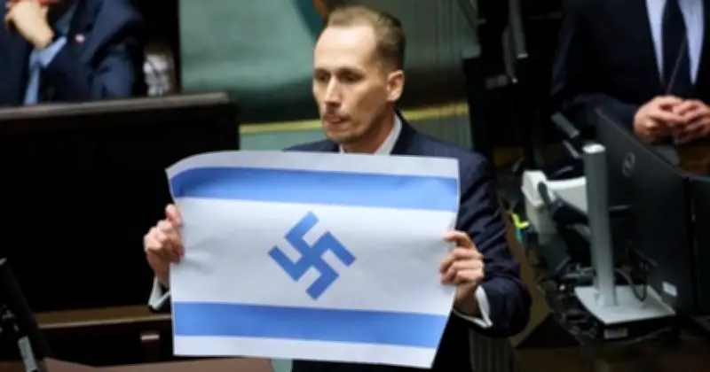 পোল্যান্ডের সংসদে নাৎসি প্রতীক প্রদর্শন: ইসরায়েলি পতাকা বিকৃত করে ডানপন্থি এমপির বিতর্কিত কর্মকাণ্ড