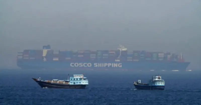 ইরানের ওপর মার্কিন নৌ-অবরোধে হরমুজ প্রণালিতে জাহাজের শনাক্তকরণ সংকেত লুকানোর প্রবণতা