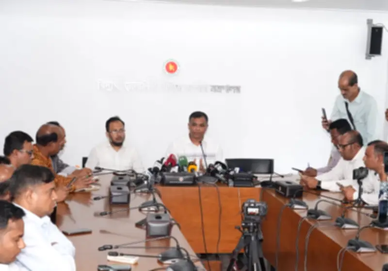 জ্বালানি তেল সরবরাহে ঘাটতি নেই, জনশঙ্কাই বড় চ্যালেঞ্জ: মন্ত্রণালয়