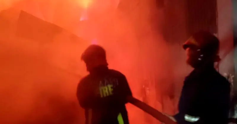 বনানীতে বহুতল ভবনে অগ্নিকাণ্ড, ফায়ার সার্ভিসের পাঁচ ইউনিট নিয়োজিত