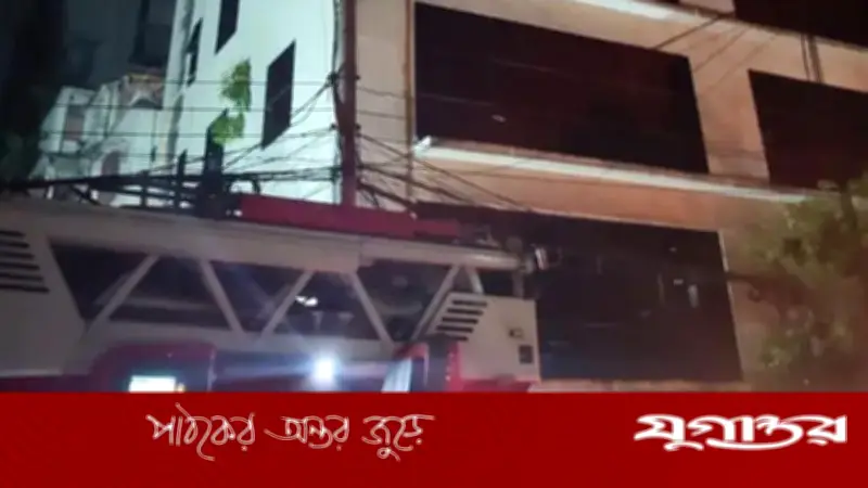 বনানীতে ১১ তলা ভবনে অগ্নিকাণ্ড, ফায়ার সার্ভিসের সাত ইউনিটের প্রচেষ্টায় নিয়ন্ত্রণ