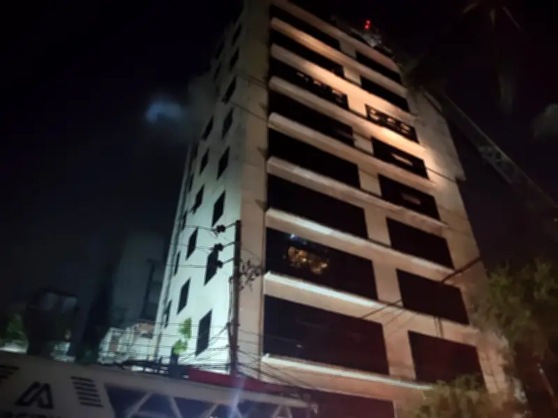 বনানীর ১১ তলা ভবনে আগুন নিয়ন্ত্রণে, ফায়ার সার্ভিসের সাত ইউনিট মোতায়েন