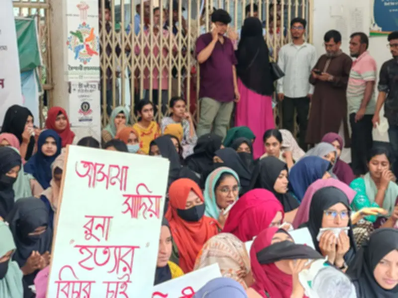 কুষ্টিয়ায় ইসলামী বিশ্ববিদ্যালয়ে শিক্ষক হত্যার দাবিতে শিক্ষার্থীদের বিক্ষোভ, প্রশাসন ভবনে তালা