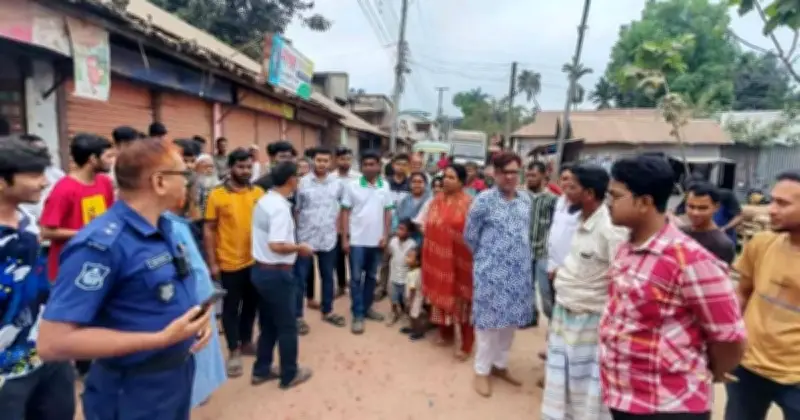 কুড়িগ্রামে সড়ক সংস্কারের ধীরগতিতে বিক্ষুব্ধ এলাকাবাসী, সড়ক অবরোধে বিক্ষোভ