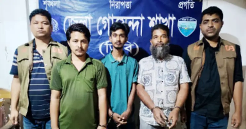 নোয়াখালীতে অবৈধ পেট্রোল মজুদ: ডিবি'র অভিযানে তিনজন গ্রেপ্তার, পিকআপ জব্দ