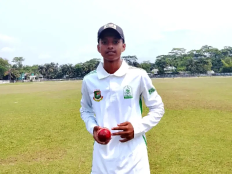 বরগুনার রাফিনের জাদুকরী বোলিং, প্রাইম ব্যাংক স্কুল ক্রিকেটে ৪ ওভারে ৬ উইকেট