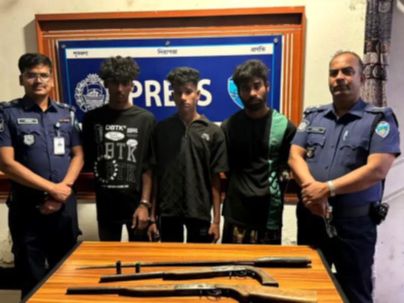 চট্টগ্রামের সাতকানিয়ায় ডাকাতি প্রস্তুতির সময় অস্ত্রসহ তিন যুবক গ্রেপ্তার