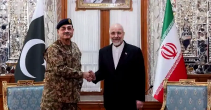 ইরানে পাকিস্তানের সেনাপ্রধানের বৈঠক, যুদ্ধবিরতি ও হরমুজ প্রণালি নিয়ে তীব্র বিতর্ক
