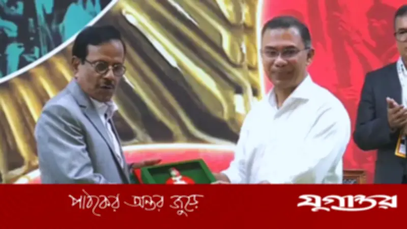 হানিফ সংকেতের হাতে স্বাধীনতা পুরস্কার, প্রধানমন্ত্রী তারেক রহমান তুলে দিলেন