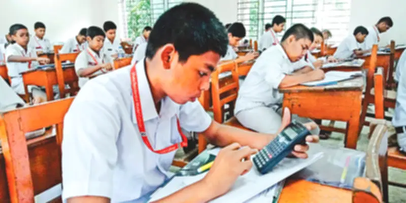 রেসিডেনসিয়াল মডেল কলেজে গণিত পরীক্ষার প্রস্তুতি: ২৫টি বহুনির্বাচনি প্রশ্ন ও সমাধান