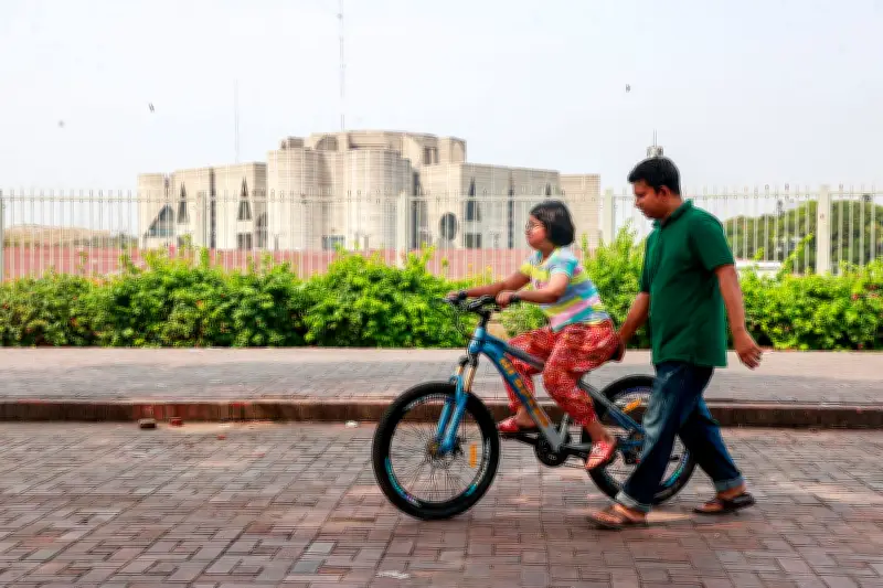 ঈদের ছুটিতে ফাঁকা রাজধানীতে সাইকেল শেখাচ্ছেন বাবা, কিন্তু কেন আমরা সাইকেল চালানো ভুলি না?