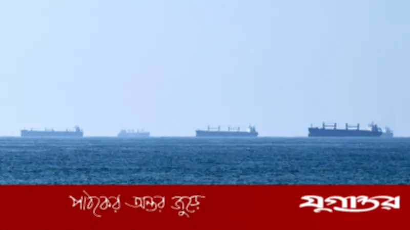 মার্কিন অবরোধ উপেক্ষা করে ইরানের চার জাহাজ হরমুজ প্রণালি অতিক্রম করেছে