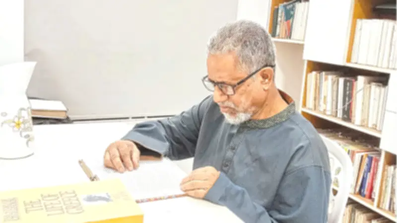 ৭৬ বছরের বইপ্রেমী আমজাদুল হোসেন: শুধু পাঠক পরিচয়েই সন্তুষ্ট এক জীবন