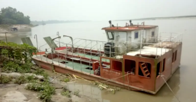 জামালপুরে কোটি টাকার উদ্ধার নৌযান অচল, চুরি ও অবহেলায় নদীতে পড়ে আছে