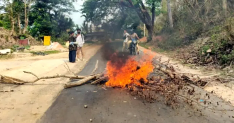 খাগড়াছড়িতে নেতা হত্যার প্রতিবাদে সড়ক অবরোধ, যান চলাচল বন্ধ