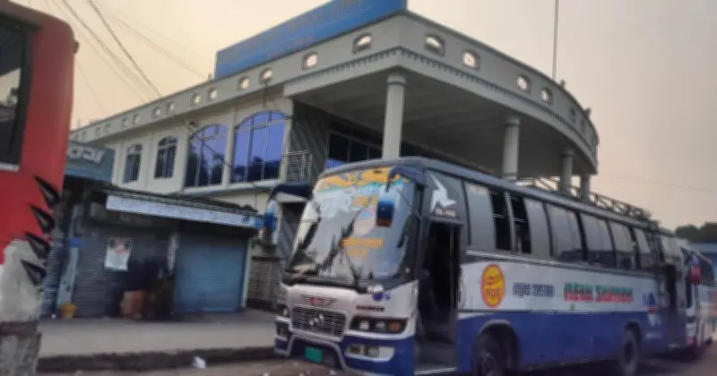 দুটি দাবিতে কুষ্টিয়ায় বাস চলাচল বন্ধ, যাত্রীদের ভোগান্তি