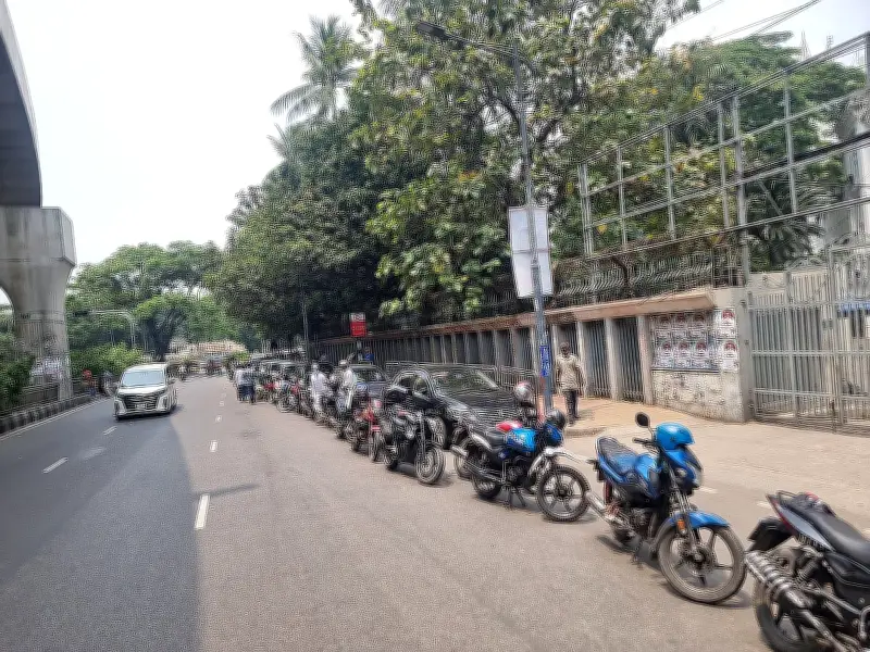 রাজধানীতে তেলের সংকট: মৎস্য ভবন মোড়ে শত শত যানবাহন লাইনে দাঁড়িয়ে