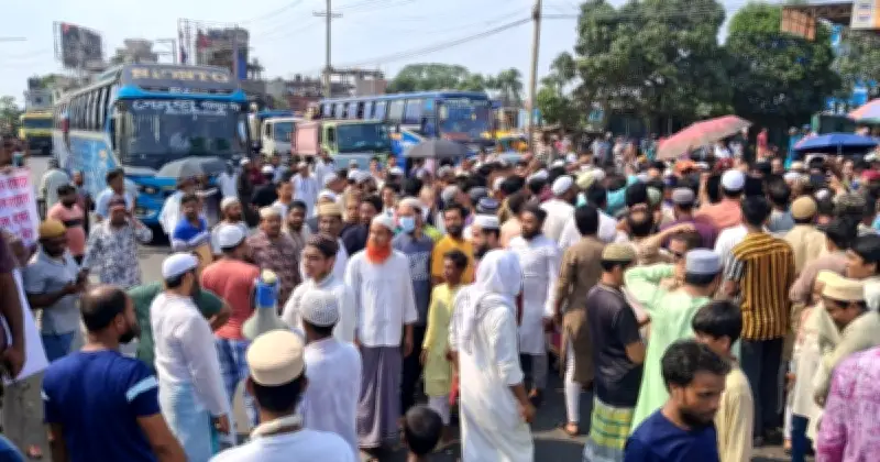 সাভারে ১০ মাস গ্যাস সংযোগ বন্ধ, মহাসড়ক অবরোধে এলাকাবাসীর তীব্র বিক্ষোভ