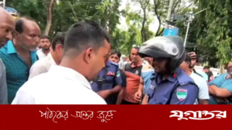 জরুরি সেবার লাইনে তেল নিতে গিয়েও জরিমানা পুলিশ সদস্যের, প্রশ্ন জেলা পুলিশের