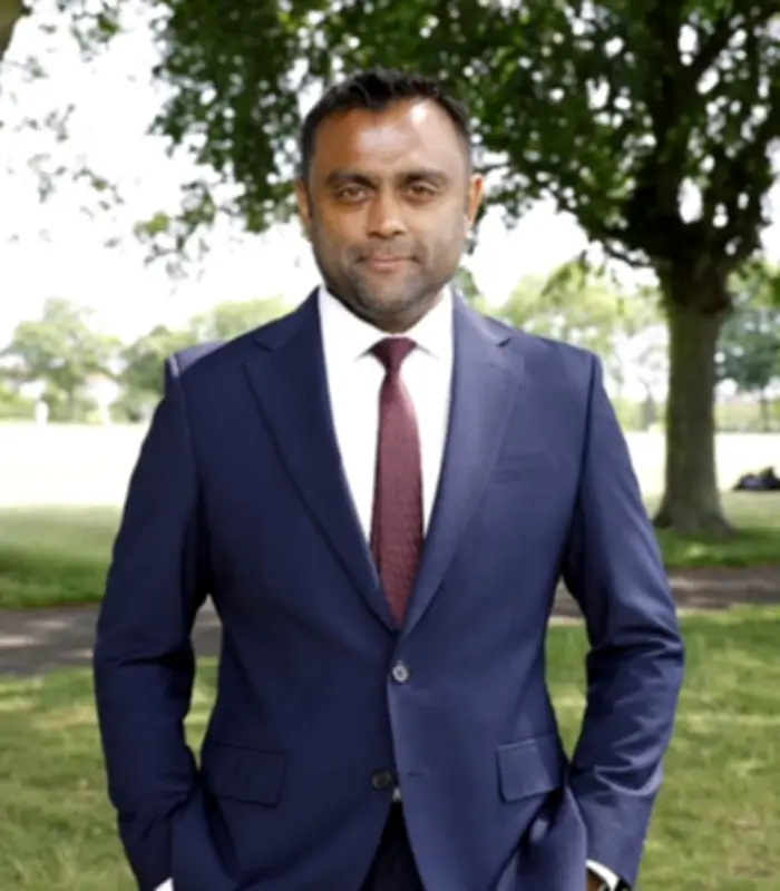 যুক্তরাজ্যে বাংলাদেশি বংশোদ্ভূত ফরহাদ হোসেনের মেয়র পদে লড়াই, নিউহামে ইতিহাস গড়ার সম্ভাবনা