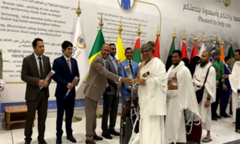 বাংলাদেশের প্রথম হজ ফ্লাইট সৌদি আরবে পৌঁছেছে, যাত্রীদের ফুল ও রিফ্রেশমেন্ট কিট দিয়ে স্বাগত জানানো হয়েছে