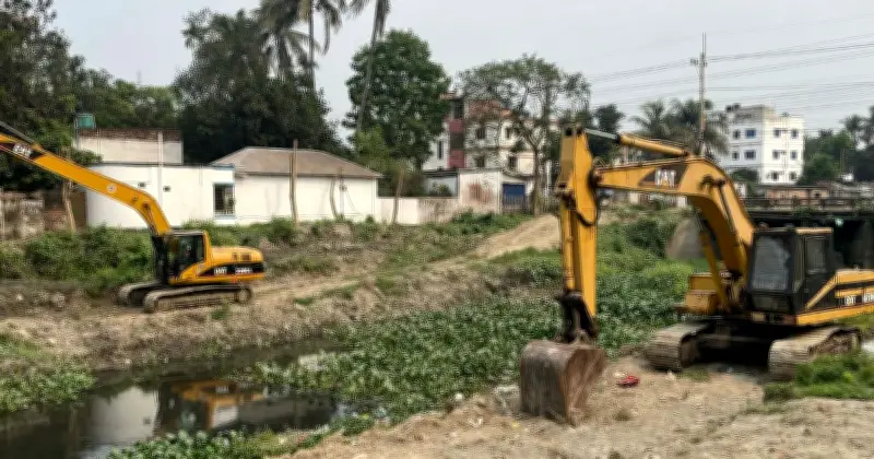 পাবনায় ইছামতী নদী খননকাজ জ্বালানি সংকটে স্থবির, নির্ধারিত সময়ে সমাপ্তি নিয়ে সংশয়