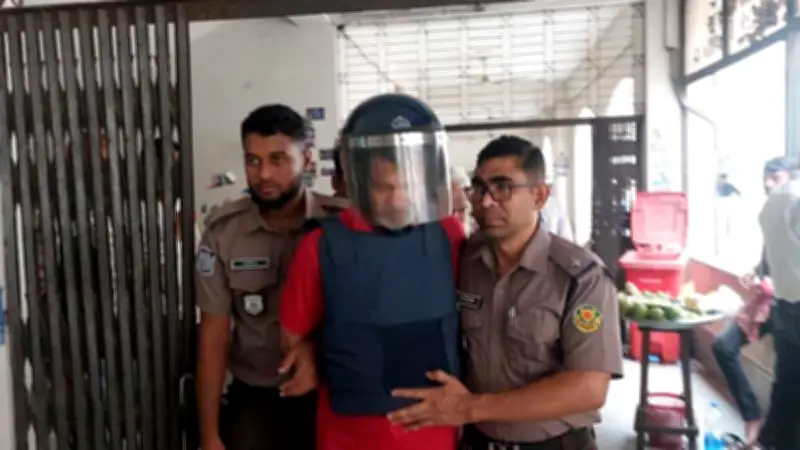 বিশ্বকাপে আর্জেন্টিনাকে হারানো কোচ বরখাস্ত, সৌদিতে হাজিদের কামলা হিসেবে যাচ্ছেন ধর্মমন্ত্রী