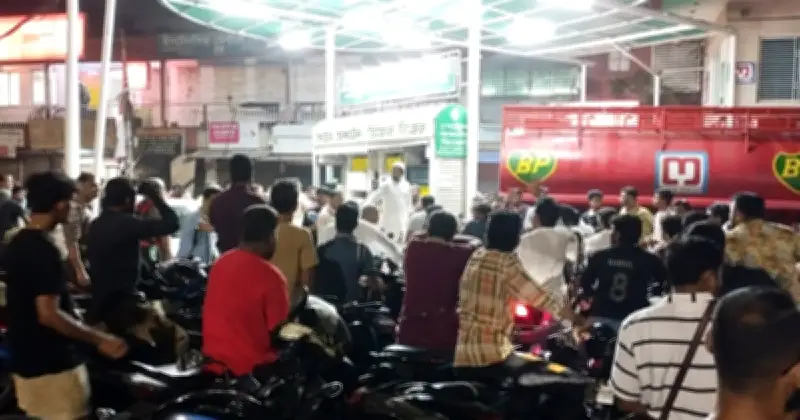 ঢাকার পেট্রোল পাম্পে ১১ ঘণ্টার অপেক্ষা: সোহাগের মতো হাজারো বাইকারের জীবিকা সংকট