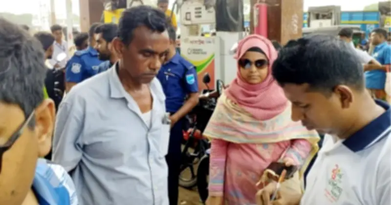 রাজবাড়ীতে ড্রাইভিং লাইসেন্স ও রেজিস্ট্রেশন ছাড়া তেল নিতে আসায় আট মোটরসাইকেল চালকের জরিমানা