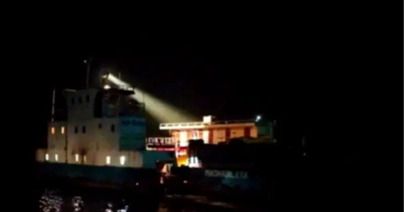 কালবৈশাখী ঝড়ে দৌলতদিয়া-পাটুরিয়া নৌরুটে ফেরি চলাচল সাময়িক বন্ধ