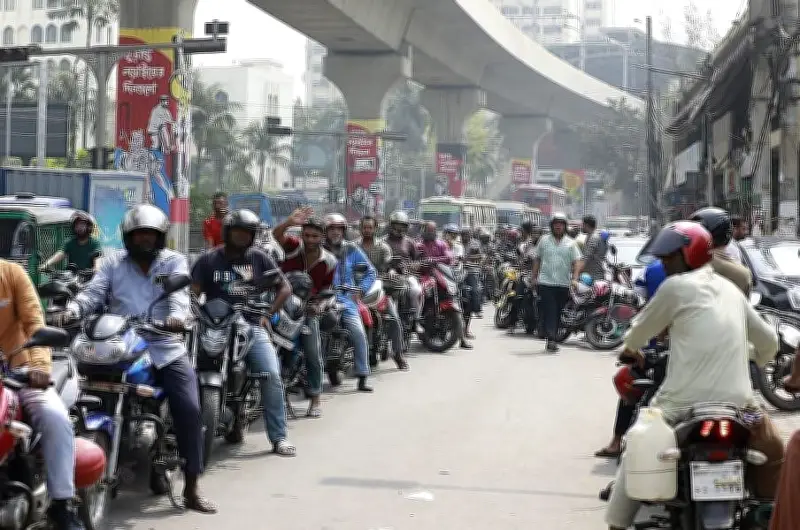 মধ্যপ্রাচ্য যুদ্ধের প্রভাবে বাংলাদেশে জ্বালানি তেলের দাম সর্বোচ্চ পর্যায়ে, পাম্পে দীর্ঘ লাইন
