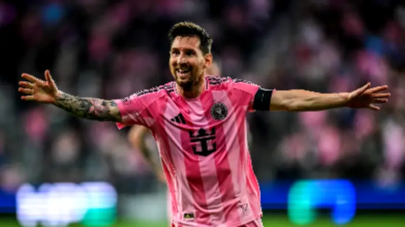 মেসির জোড়া গোলে ইন্টার মায়ামির জয়, নতুন কোচ হোয়োসের অভিষেক উজ্জ্বল