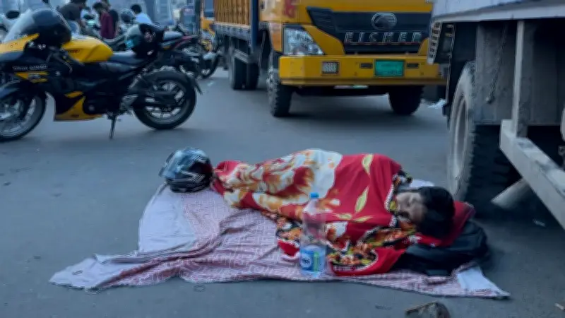 রাজধানীতে জ্বালানি তেলের সংকট: ১৬ ঘণ্টা অপেক্ষার পর রাস্তায় ঘুমাচ্ছেন মানুষ