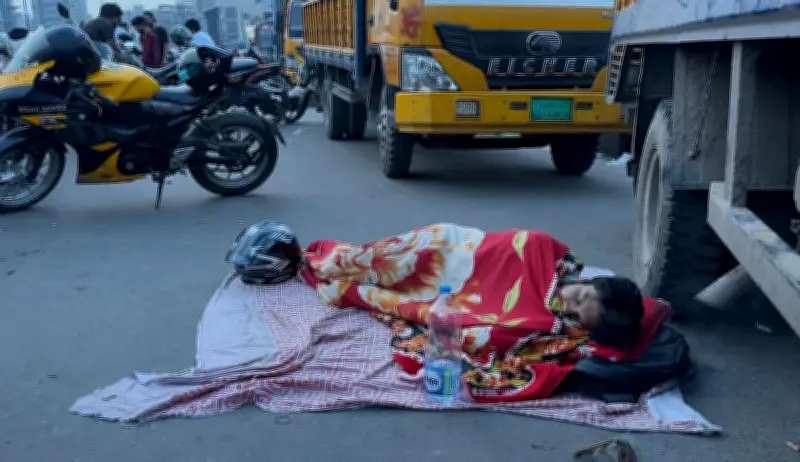 ১৬ ঘণ্টা অপেক্ষা, তেলের লাইনে ঘুমাচ্ছেন রিফাত, মিরপুর কালশীতে দীর্ঘ সারি