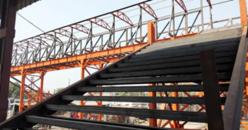 সান্তাহার রেলওয়ে জংশনে ওভারব্রিজ নির্মাণ বন্ধ, যাত্রীদের ঝুঁকিপূর্ণ চলাচল