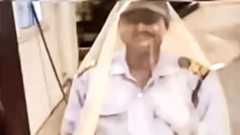 মশারির ভেতর বসে দায়িত্ব পালন করছেন নিরাপত্তা প্রহরী, সামাজিক মাধ্যমে তুমুল আলোচনা