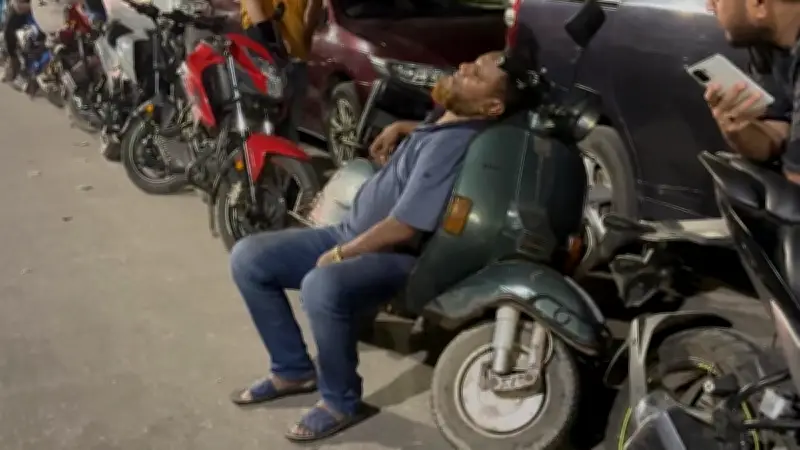 জ্বালানি তেলের সংকটে রাতভর অপেক্ষায় পরিবহনকর্মীদের ক্লান্তিকর অবস্থা