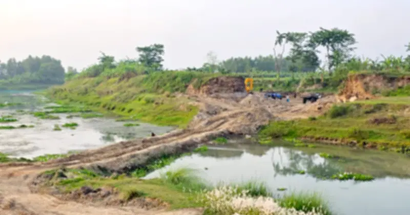 জয়পুরহাটে নদীর পাড় কেটে মাটি বিক্রি ও জমি থেকে বালু উত্তোলনের অভিযোগ