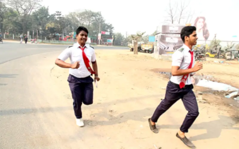 বগুড়ায় যানবাহন না পেয়ে দৌড়ে পরীক্ষাকেন্দ্রে এসএসসি পরীক্ষার্থীরা, ঢাকায় নতুন নির্দেশনা