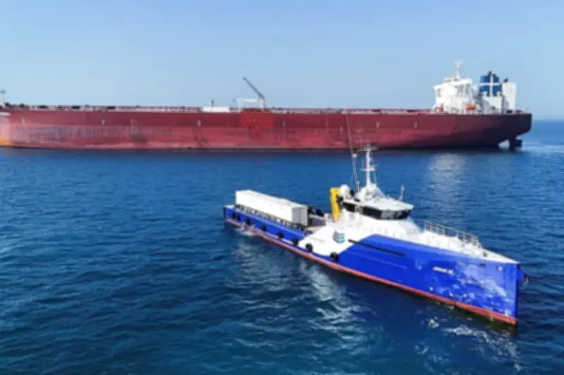 হরমুজ প্রণালি বন্ধ: ইরানের নৌবাহিনী জাহাজ লক্ষ্যবস্তুর হুঁশিয়ারি দিল