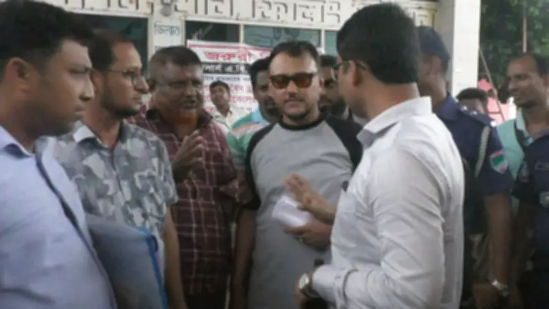 সাতক্ষীরায় তেলের বাড়তি দামে বিক্রির অভিযোগে দুই ফিলিং স্টেশনে জরিমানা