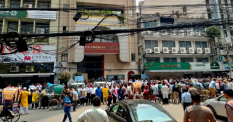 ইসলামী ব্যাংকে উত্তেজনা: চাকরিচ্যুত কর্মী ও গ্রাহকদের পাল্টাপাল্টি কর্মসূচি