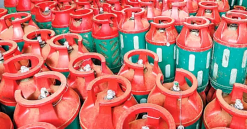 এলপিজির দাম আবারো বাড়ল: এক মাসে দ্বিতীয়বার, সিলিন্ডারে ২১২ টাকা বেশি