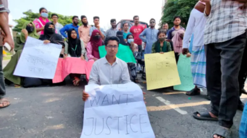 বরিশাল বিশ্ববিদ্যালয় শিক্ষার্থীর দুর্ঘটনায় আহত হওয়ার প্রতিবাদে মহাসড়ক অবরোধ, যানজটে যাত্রীদের দুর্ভোগ