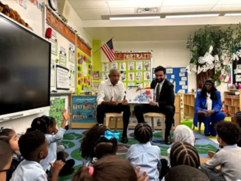 ওবামা-মামদানির প্রথম সাক্ষাৎ: শিশুদের বই পড়ে শোনালেন ব্রঙ্কসের শিশুযত্ন কেন্দ্রে