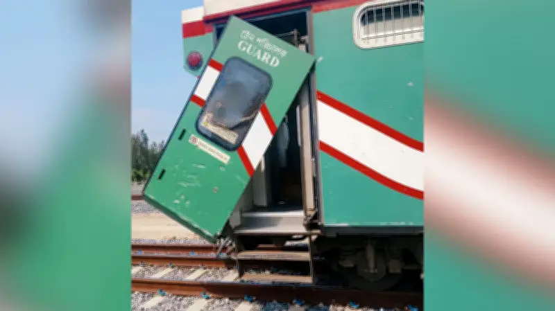চট্টগ্রামের পটিয়ায় ট্রাকের সঙ্গে ধাক্কায় পর্যটন এক্সপ্রেস ট্রেনের ১০টি দরজা ক্ষতিগ্রস্ত