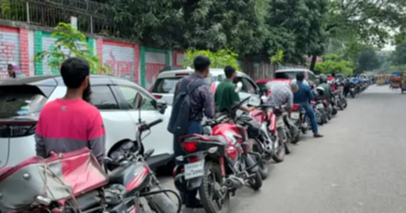 জ্বালানি সংকটে বিপর্যস্ত জনজীবন: পেট্রোল পাম্পে দীর্ঘ লাইন, আয়-রোজগারে ধস